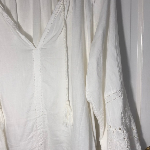 Cute white blouse. - Picture 2 of 5